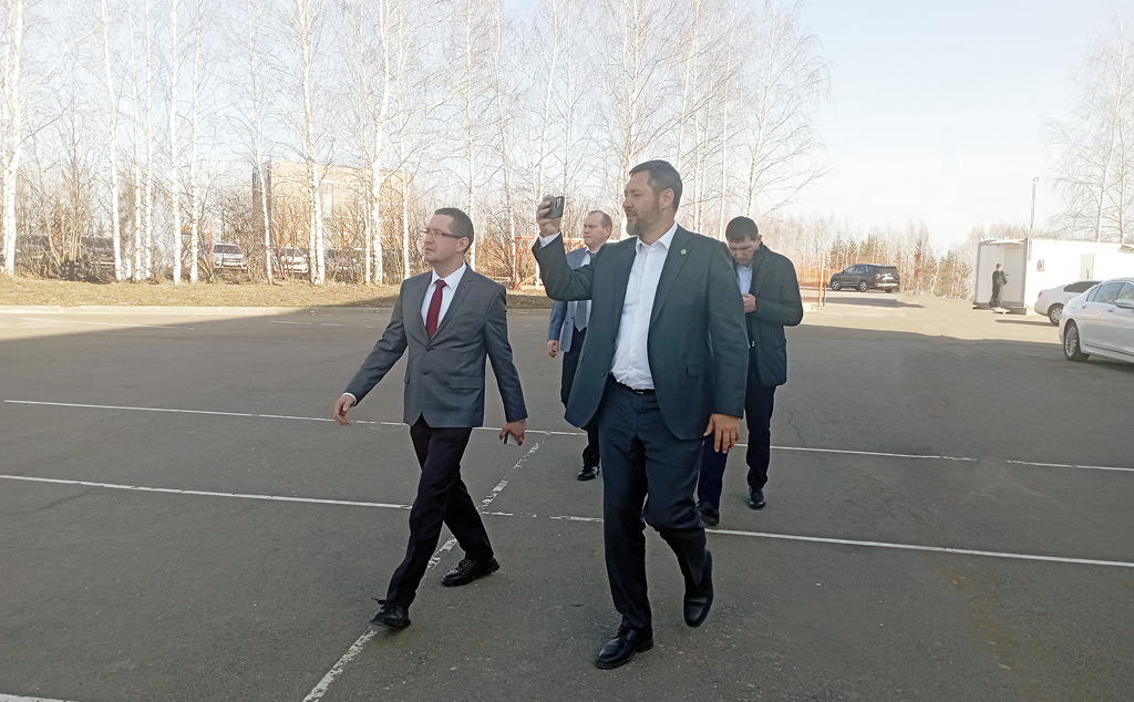 Заместитель премьер-министра Республики Татарстан посетил завод металлоконструкций DoorHan в Казани. Заместитель премьер-министра Республики Татарстан посетил завод металлоконструкций DoorHan в Казани.